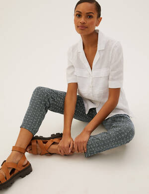 marksandspencer_SS22_T57_5741_zkracene kalhoty s potiskem_zelena_799Kc_modelka2.jpg